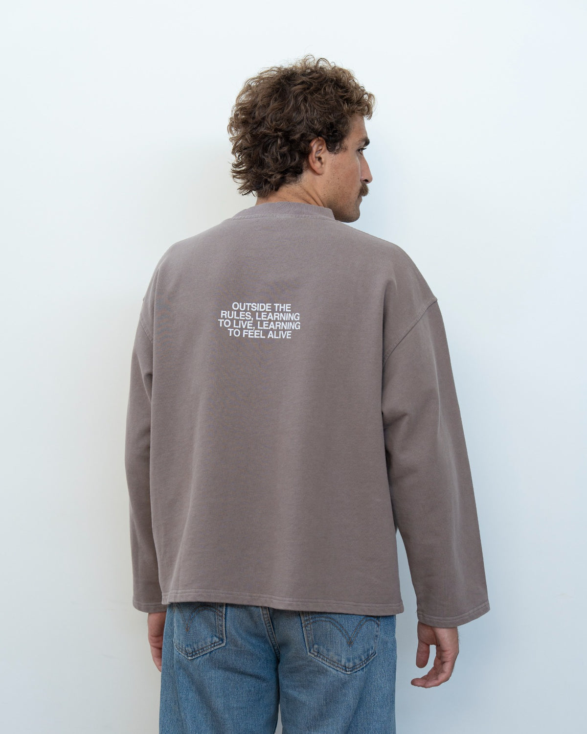POCKET BROWN CREWNECK