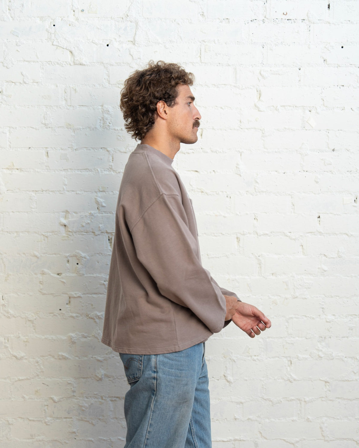 POCKET BROWN CREWNECK